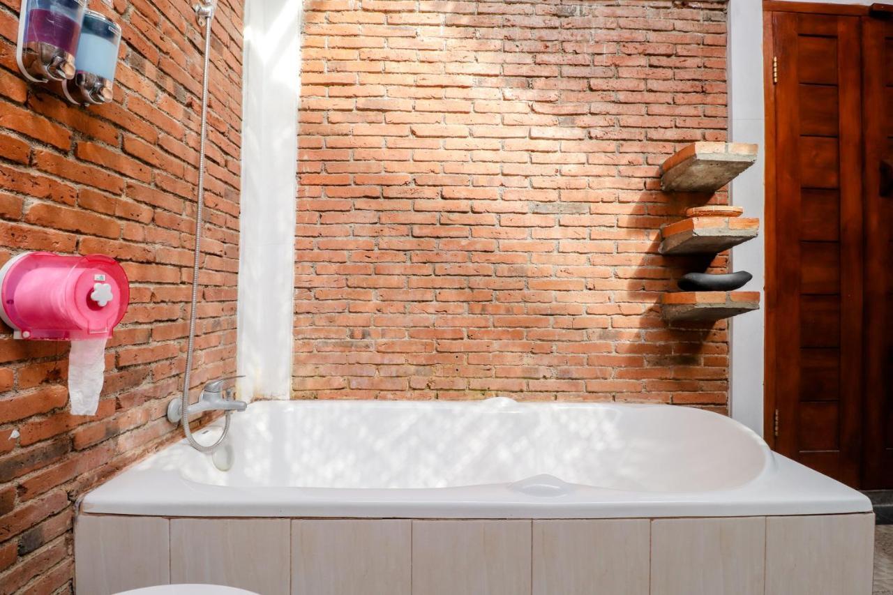 Omah Teras Bata Guesthouse Yogyakarta Exterior photo