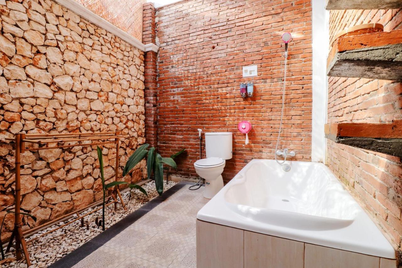 Omah Teras Bata Guesthouse Yogyakarta Exterior photo