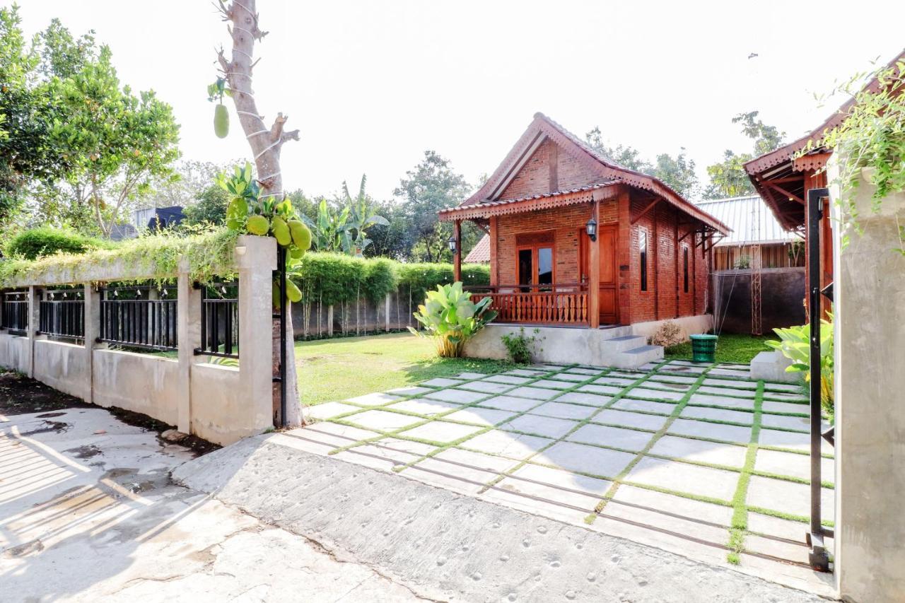 Omah Teras Bata Guesthouse Yogyakarta Exterior photo