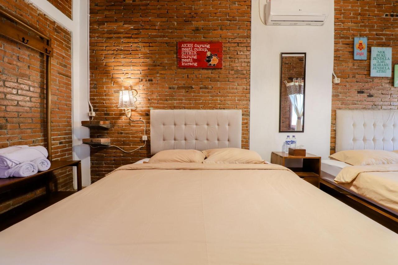 Omah Teras Bata Guesthouse Yogyakarta Exterior photo